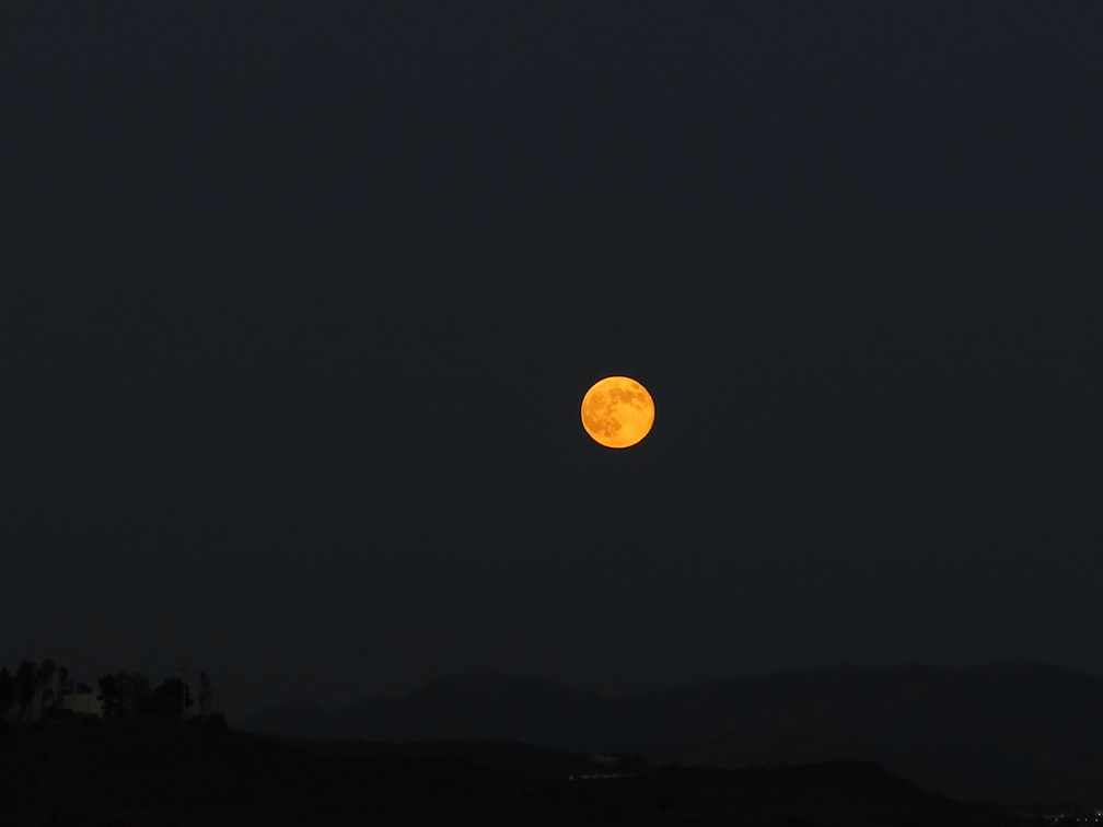 full-moon-rising-Moorpark-2014-08-10-IMG 4150