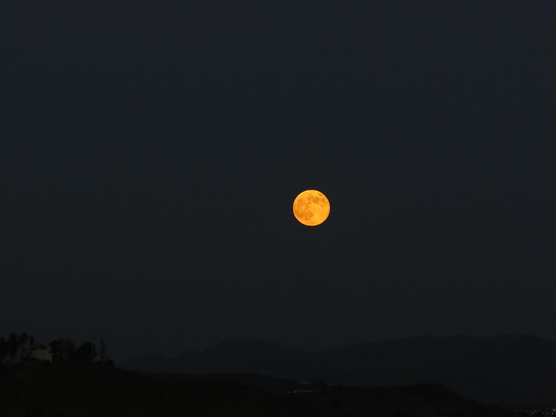 full-moon-rising-Moorpark-2014-08-10-IMG_4150.jpg