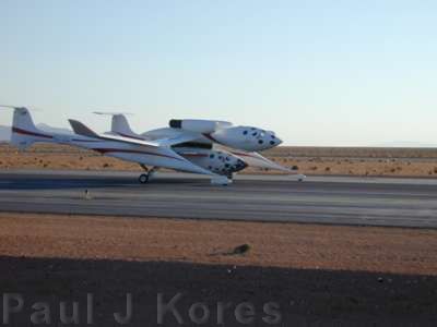 SpaceShipOne_White_Knight_taxiing_21vi04.jpg