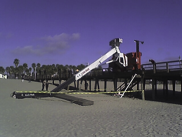 crane_fallen_on_pier_2.jpg